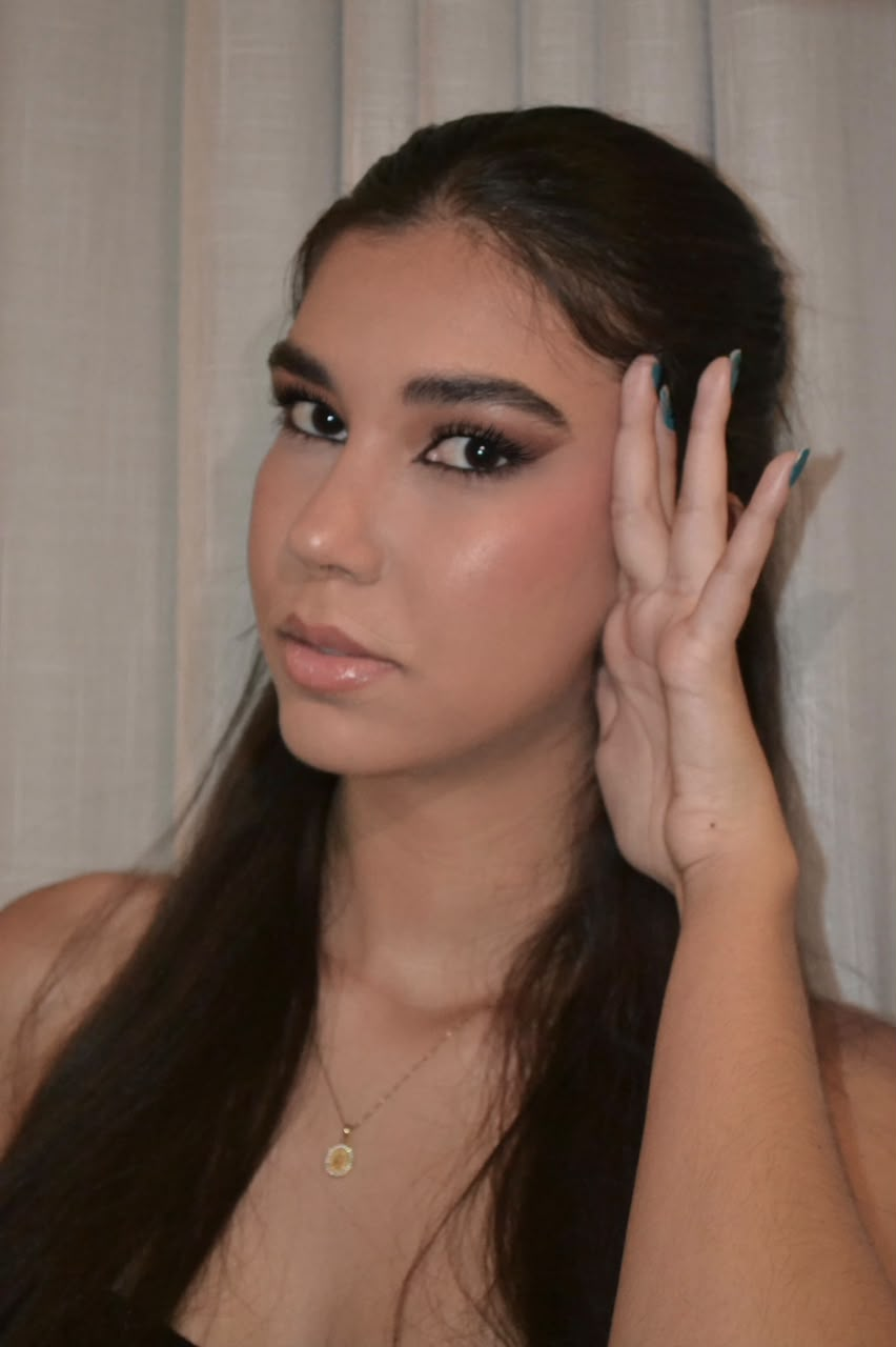 Maquiagem esfumada em tons de bronze com pele glow