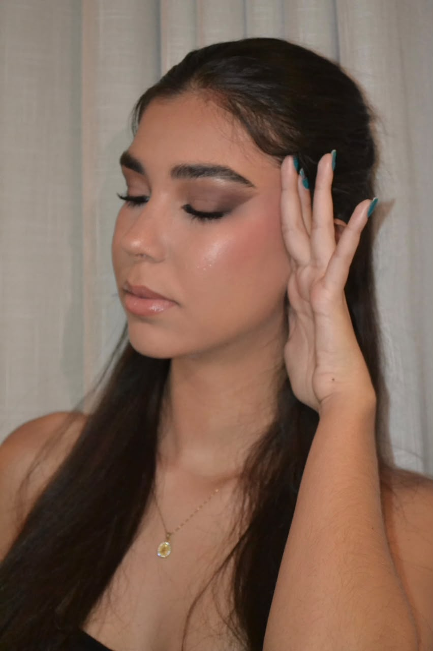 Esfumado marrom com pele iluminada e boca nude