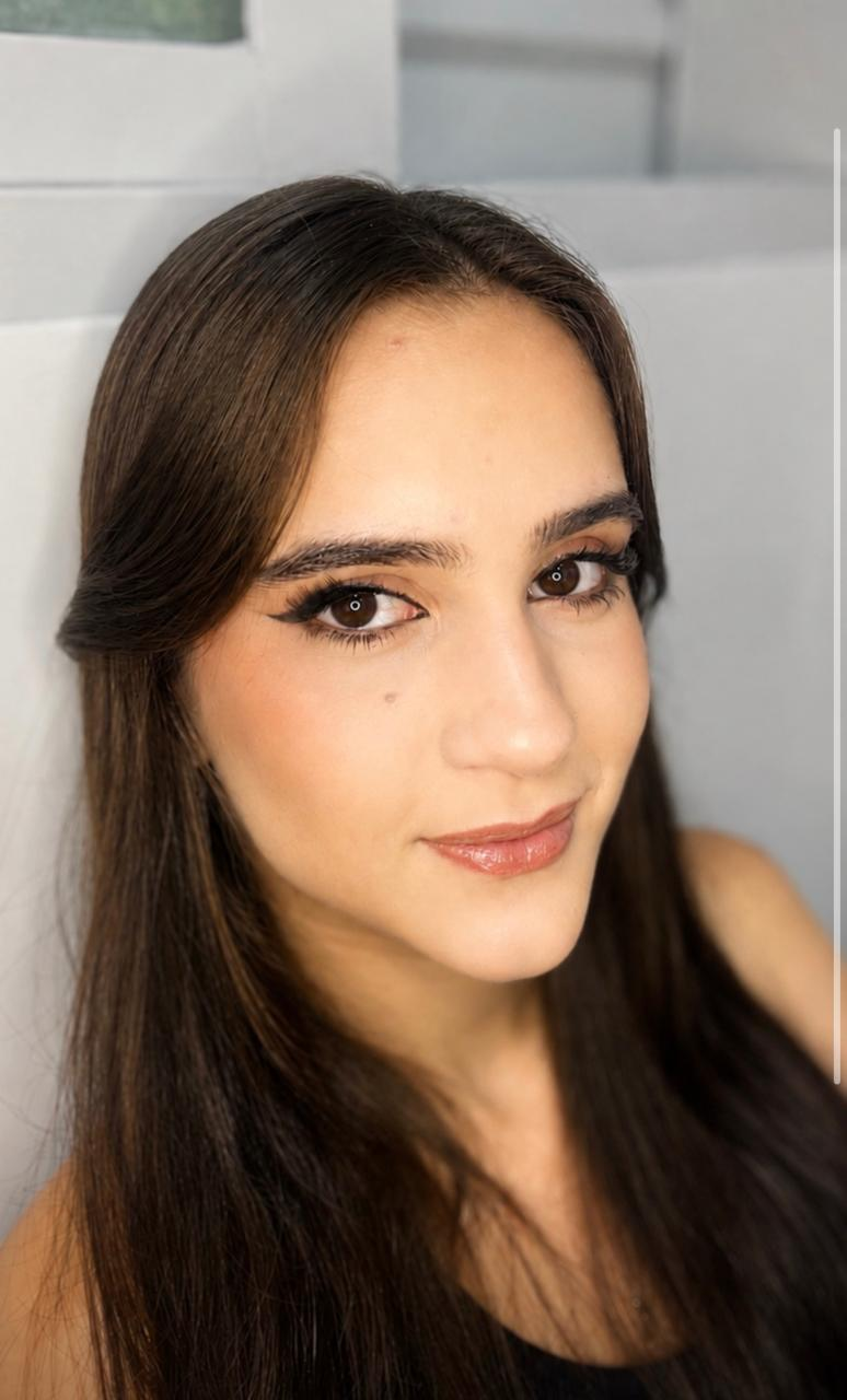 Maquiagem social com delineado clássico e boca glossy