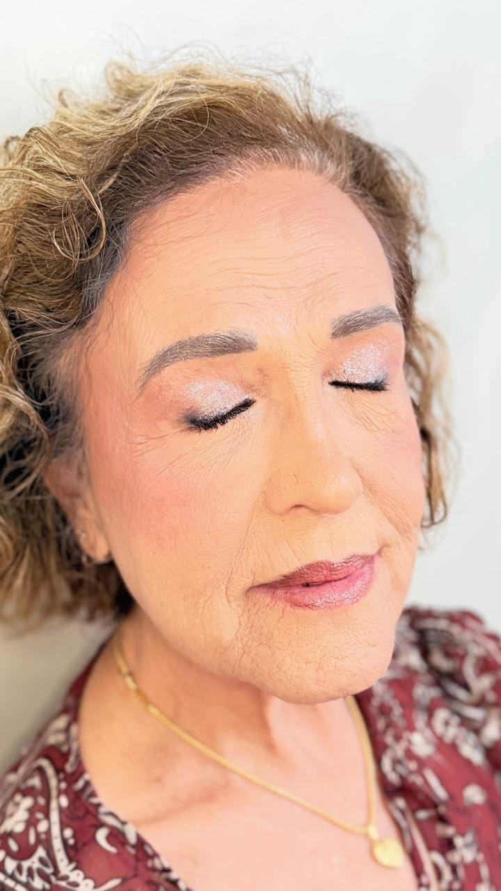 Maquiagem para pele madura com pálpebra prateada