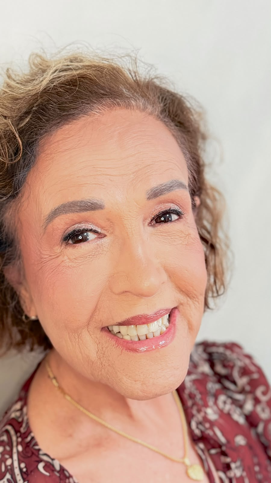 Maquiagem social iluminada com boca rosada