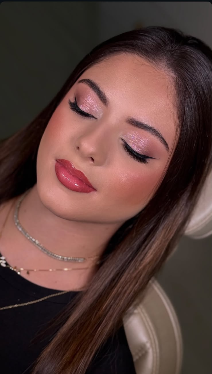Maquiagem rosé cintilante com boca glossy