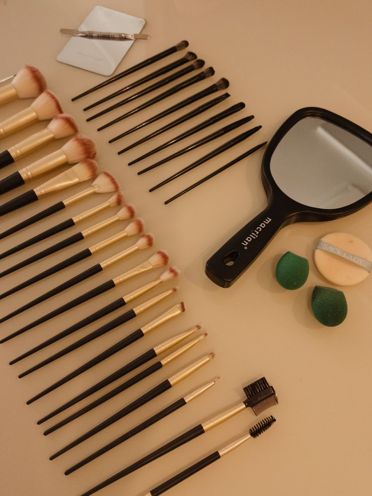 Kit profissional de pincéis, esponjas e espelho usados nos atendimentos