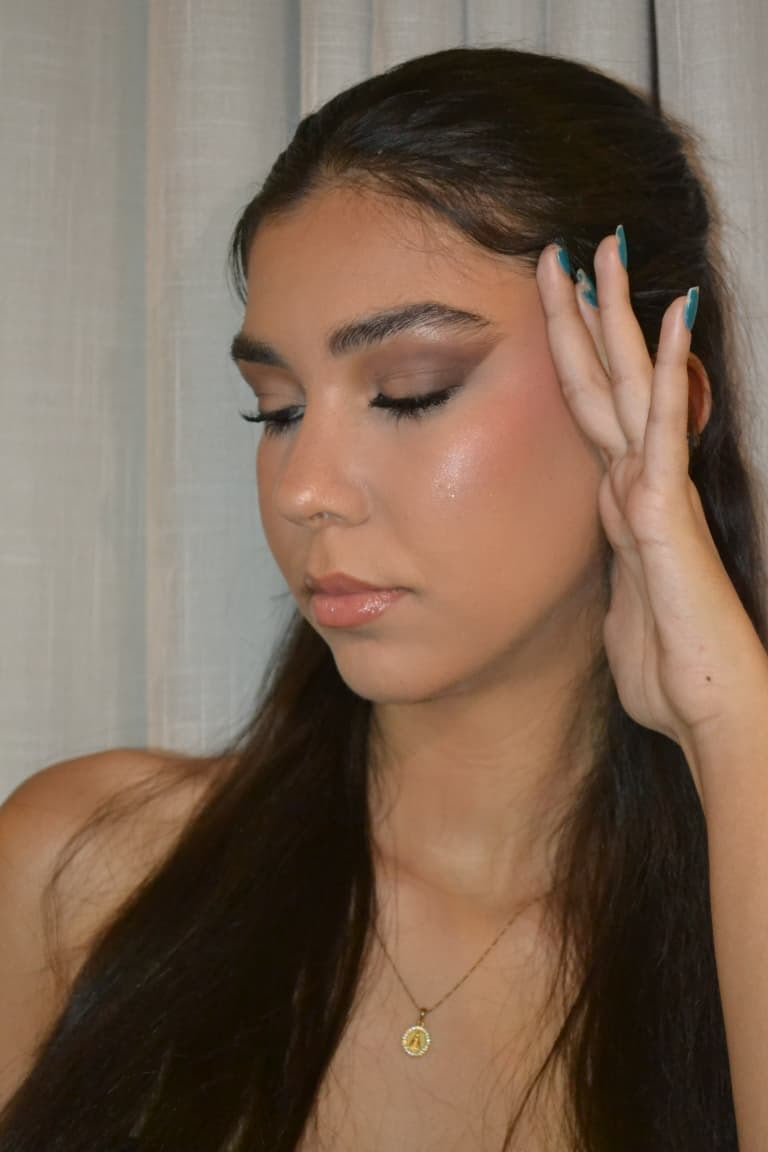 Maquiagem esfumada em tons neutros com pele glow