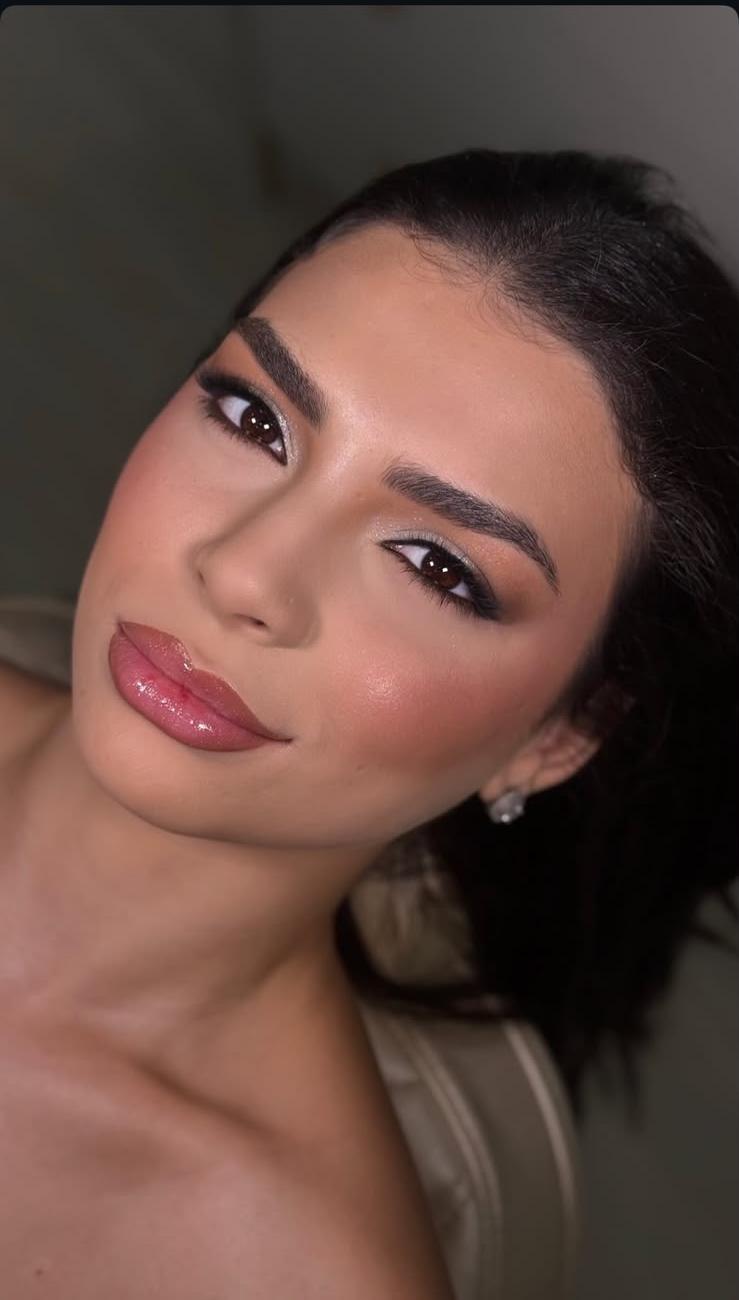 Maquiagem glow com olhar esfumado em tons de bronze